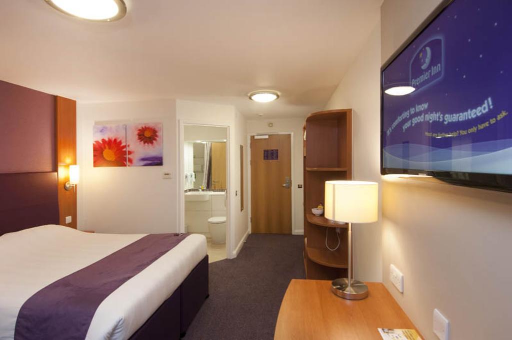 Premier Inn Inverness Centre - River Ness Bagian luar foto