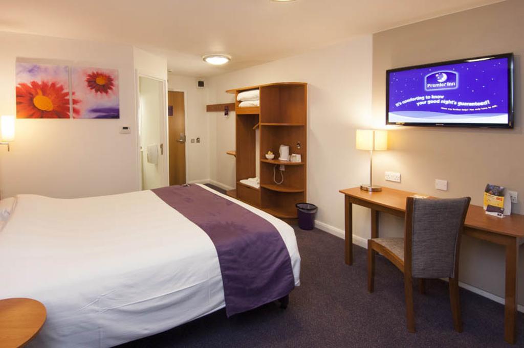 Premier Inn Inverness Centre - River Ness Bagian luar foto